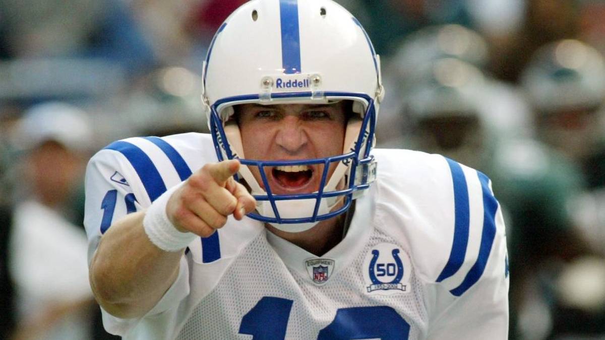 PEYTON MANNING: In dieser Pose kannte man das Mastermind der NFL. Peyton Mannings Spezialität war es, die Defense des Gegners zu lesen und darauf zu reagieren. Bei den Indianapolis Colts wurde er zum Star - 2007 verhalf er ihnen zum zweiten Super Bowl in der Teamhistorie