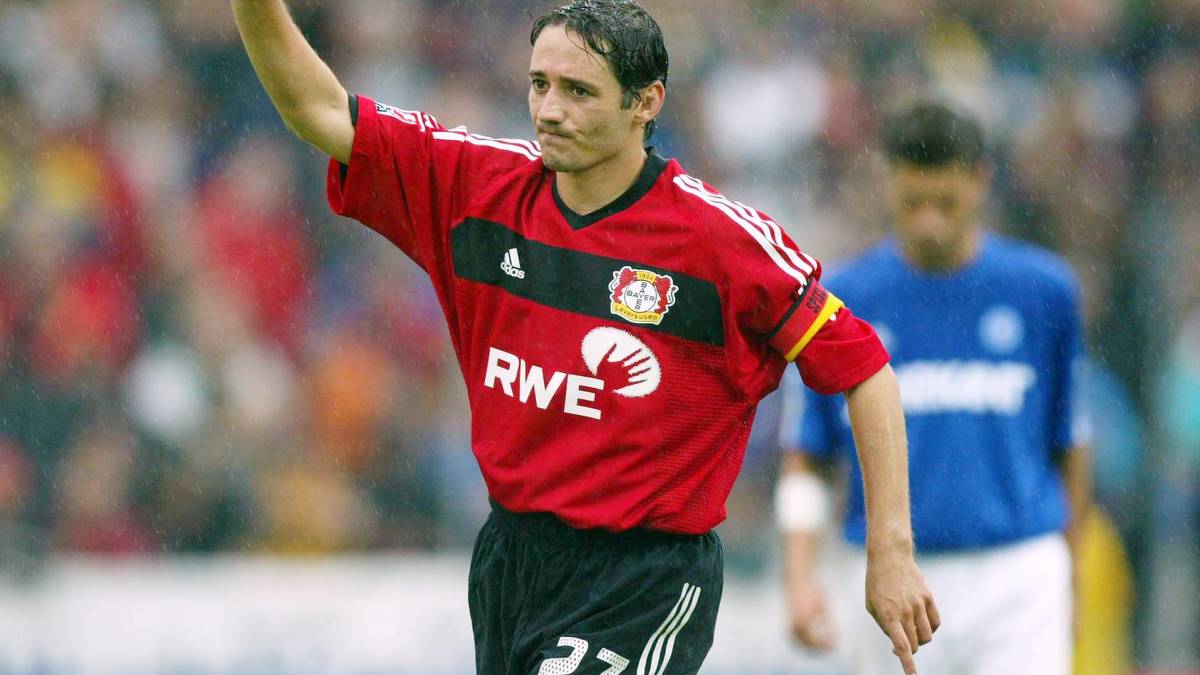 STURM - OLIVER NEUVILLE: Neuville wechselt 1999 zur Werkself und wird auf Anhieb zu einer Identifikationsfigur des Vereins. Der Mittelstürmer wird dreimal Vizemeister und kommt in 227 Spielen für Leverkusen auf 56 Tore sowie 41 Vorlagen