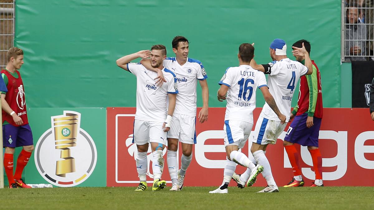 Nach dem Seitenwechsel schießt allerdings Andre Dej (l.) Lotte wieder auf Kurs