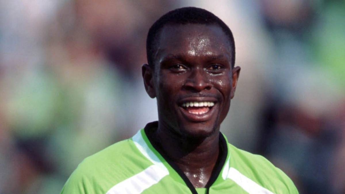 CHARLES AKONNOR: Der Ghanaer rammt sich in seiner Zeit bei Wolfsburg aus Versehen eine Auto-Antenne in die Nase