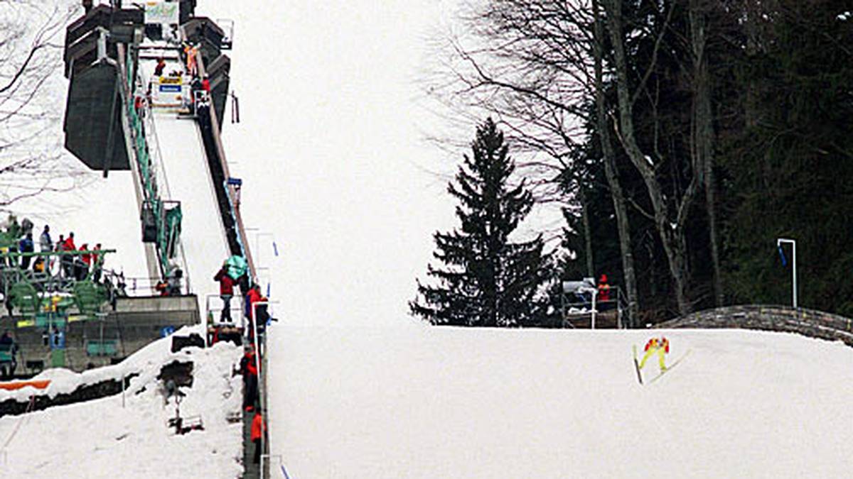 Nächste Station: Die Heini-Klopfer-Schanze in Oberstdorf. 1950 eröffnet, springt der Österreicher Willi Gantschnigg noch im selben Jahr am 28. Februar 124 Meter - Weltrekord