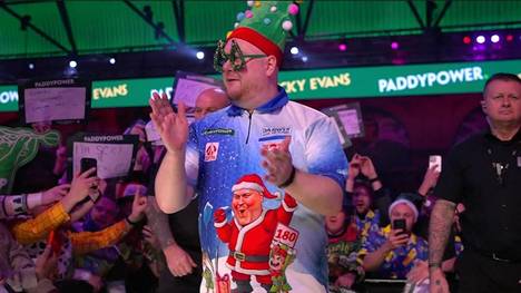 Ricky Evans sorgt bei seinem ersten Spiel gegen Man Lok Leung mit seinem Walk On wieder für gute Stimmung im Ally Pally und gewinnt das Spiel souverän.