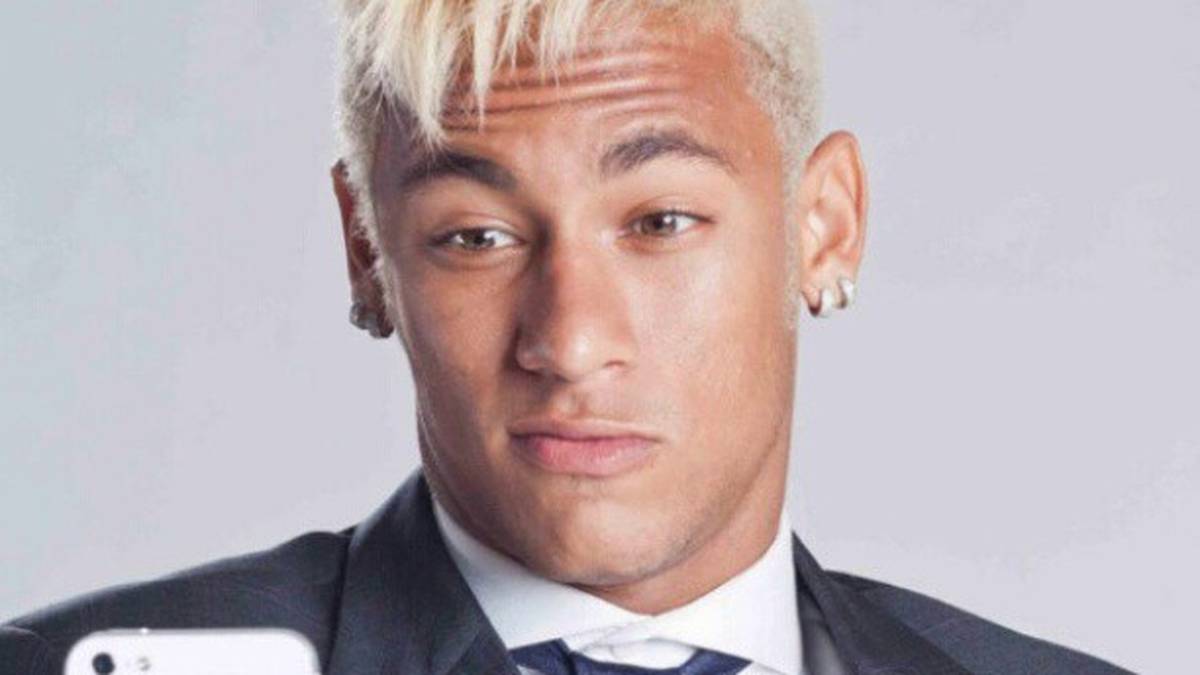 Denn noch im Monat zuvor zeigt sich der Ballkünstler als frecher Blondschopf