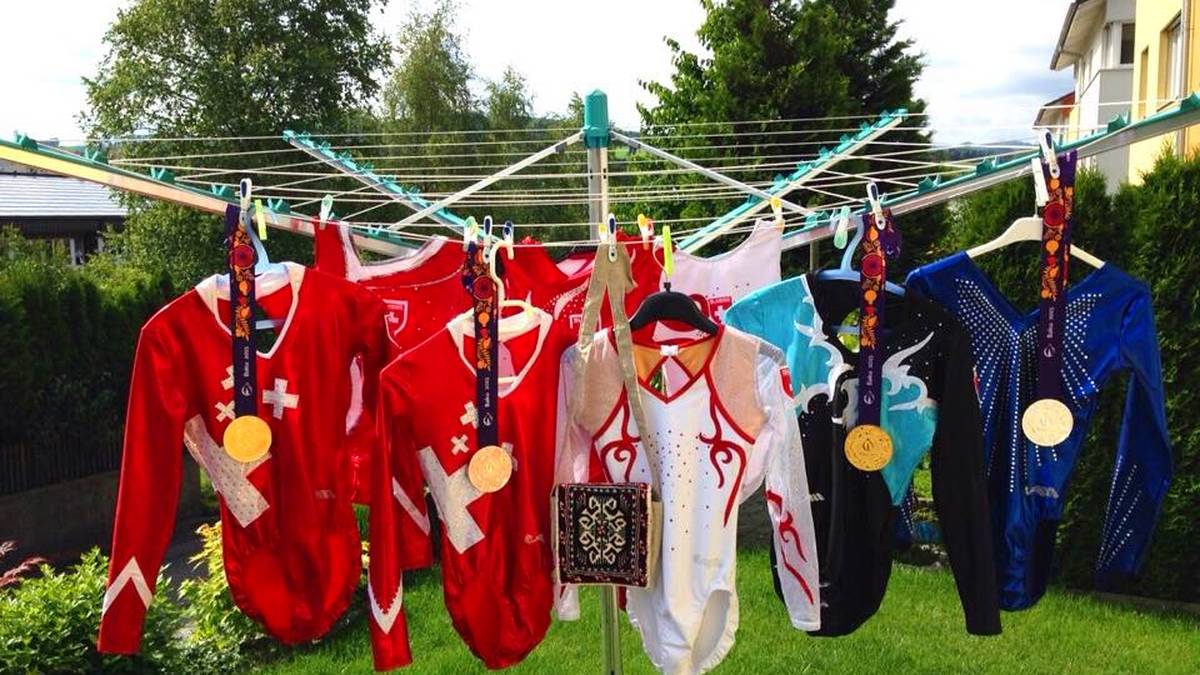 Die Kunstturnerin Giulia Steingruber aus der Schweiz hängt ihre bei den Europaspielen in Baku gewonnenen Medaillen zum Trocknen (?) erst einmal an die Wäschespinne