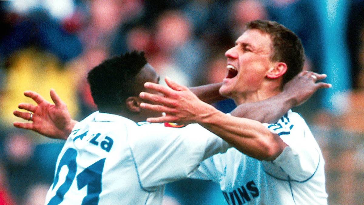 EBBE SAND: Vor dem Fortuna-Stürmer hatte Ebbe Sand den Bayern am 14. April 2001 in Diensten des FC Schalke 04 auswärts drei Tore eingeschenkt. Die "Knappen" siegten 3:1