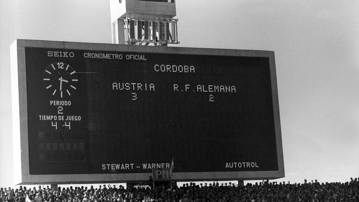 21. JUNI 1978, ÖSTERREICH-DEUTSCHLAND 3:2 (FINALRUNDE):
"I wer narrisch! Krankl schießt ein! 3:2 für Österreich!" Die "Schmach von Cordoba" ist der schlimmste Alptraum von Berti Vogts, der zum 1:1 per Eigentor traf und sich vor Hans Krankls Siegtreffer (88.) vernaschen ließ. Wieder macht sich ein Radiomann "unsterblich" - der Österreicher Edi Finger: "Daneeeeben! Also der Abraaaamczik - obbusseln möcht' i den (...). Der braaave Abramczik"