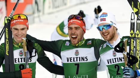 Johannes Rydzek (Mitte) und Vinzenz Geiger (l.) stehen in Lahti auf dem Podest