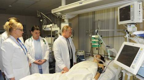 Nach dem Horror-Unfall stattet auch Russlands Präsident Wladimir Putin der Skicrosserin Maria Komissarowa einen Besuch ab