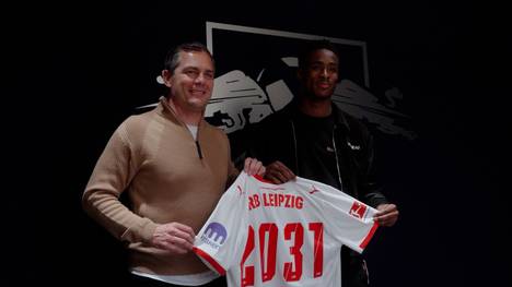 RB Leipzig verpflichtet Abdoul Koné. Der 20-jährige Innenverteidiger wechselt vom französischen Club Stade Reims zu den Roten Bullen. Er unterschreibt einen Vertrag bis 2031.