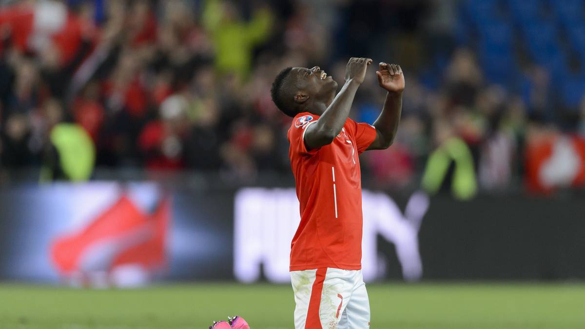 Am Ende dürfen die Schweizer aber doch noch jubeln. Innerhalb von zehn Minuten drehen die Bundesliga-Stars Josip Drmic per Doppelpack sowie Valentin Stocker die Partie und bestehen den Charaktertest