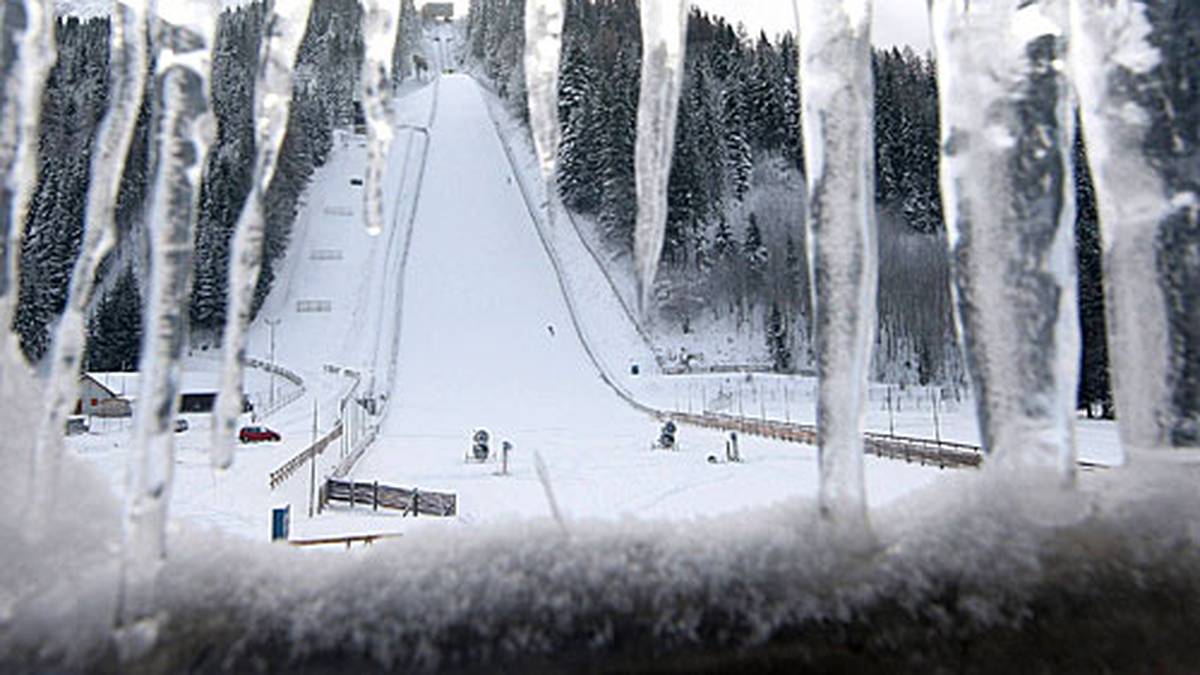 Sensation auf der größten Natur-Skiflugschanze der Welt am Kulm in Bad Mitterndorf: Nachdem der Weltrekord in Oberstdorf bis 1964 auf 144 Meter (Nilo Zandanel, Italien) geschraubt wird, springt...