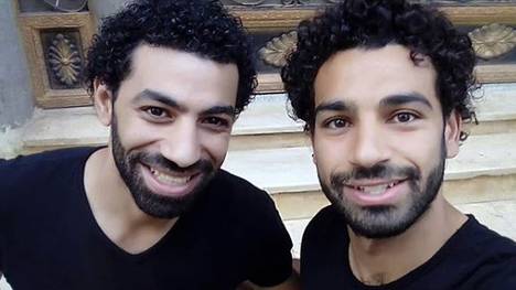 Liverpool-Star Mo Salah (rechts) mit seinem Doppelgänger