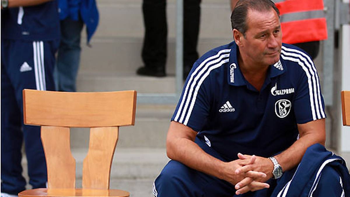 Aber die große Liebe Schalke und Stevens endet tragisch. Etwas mehr als ein Jahr, nachdem er den Posten des wegen eines Burnouts zurückgetretenen Ralf Rangnick übernommen hatte, entlassen die Königsblauen ihren Jahrhunderttrainer - die Mannschaft war auf Platz 7 abgerutscht