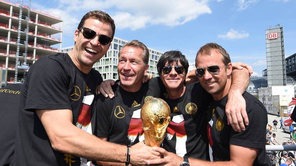 Oliver Bierhoff, Andreas Köpke, Joachim Löw und Hansi Flick (v.l.) bejubeln den WM-Titel 2014