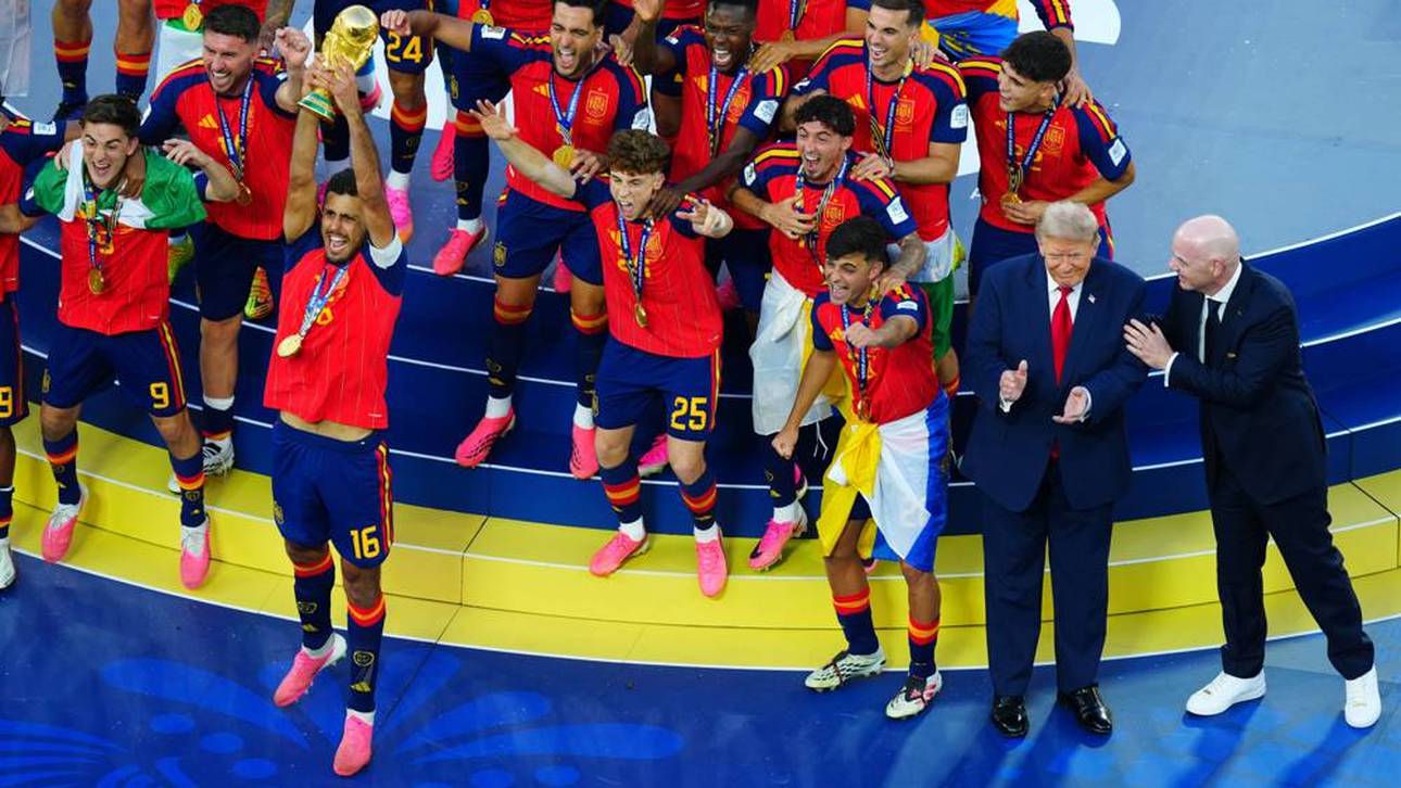 Donald Trump (r.) konnte sich von der Feier der spanischen Weltmeister kaum losreißen