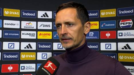 Eintracht Frankfurt muss sich dem FC Bayern geschlagen geben. Trainer Dino Toppmöller mahnt nach der Niederlage, dass die Erwartungen in Frankfurt realistisch bleiben müssen. 