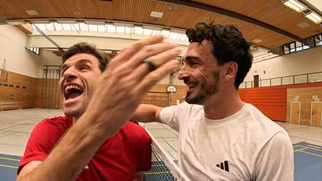 Das Privatduell zwischen Thomas Müller und Mats Hummels geht in die nächste Runde. Bei ihrer ThoMats-Challenge duellieren sich die beiden Weltmeister im Badminton und dürfen anschließend sogar gegen den Europameister antreten.