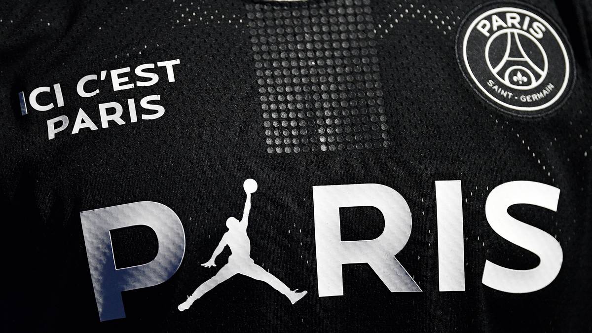 Als Detail findet sich auch hier der PSG-Claim "Ici c'est Paris"