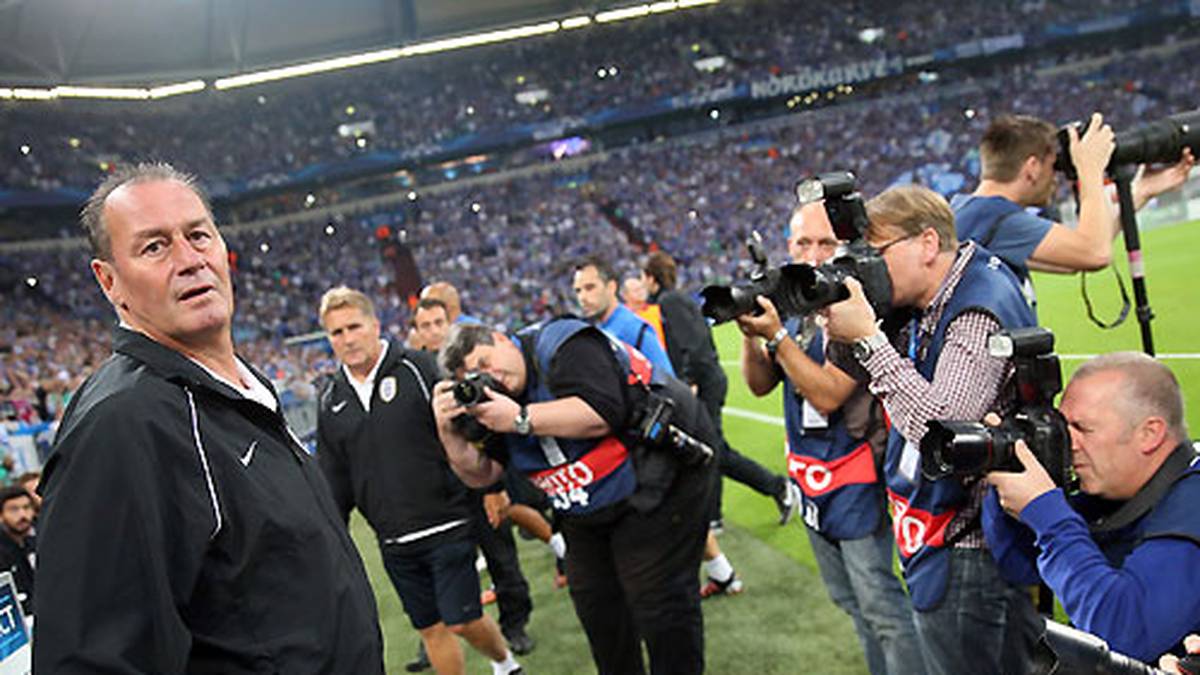 Dennoch kehrt er nur wenig später in die Veltins-Arena zurück - als Trainer von PAOK Saloniki und Gegner in der Qualifikation zur Champions League. Stevens scheitert mit den Griechen an seinem Ex-Klub. Anfang März 2014 wird er in Saloniki entlassen. Manch einer denkt, das sei das Ende seiner Trainer-Karriere...