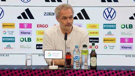 Christian Wück gibt in der Pressekonferenz ein Statement zum Outing von Christian Dobrick und sagt, die Männer könnten von den Frauen noch lernen und hofft es wird in der Zukunft normal.