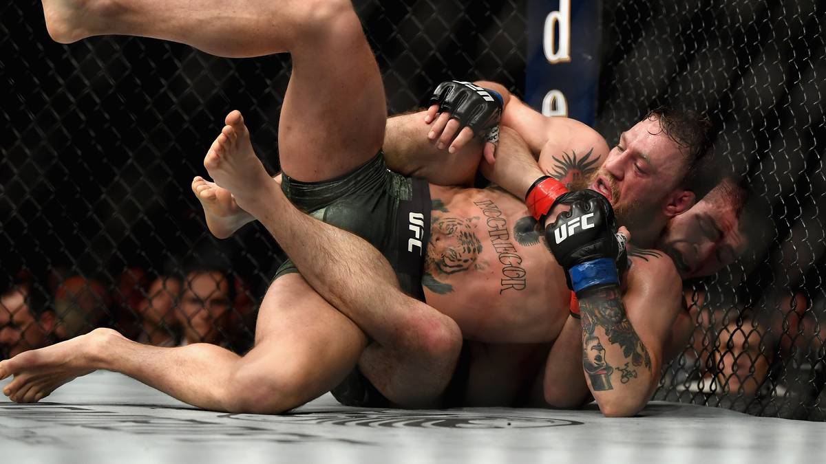 Der Russe zwingt McGregor zu Boden, hat ihm fest im Würgegriff