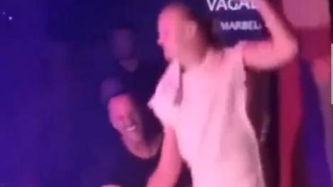 In seinem Urlaub auf Marbella lässt es Erling Haaland so richtig krachen. Und springt am Abend im Klub auch noch als "Hobby-DJ" ein. 