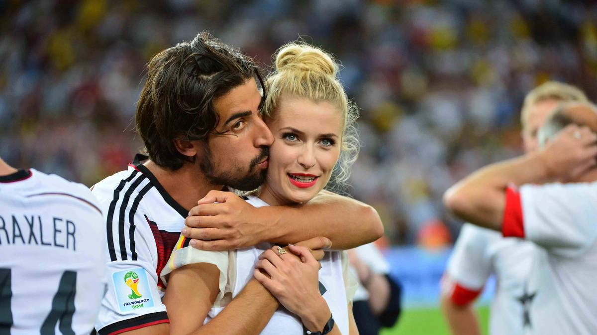 Am 13. Juli 2014 war die Welt für Sami Khedira und Lena Gercke noch himmelhochjauchzend. Khedira wird mit der Nationalmannschaft in Rio de Janeiro Weltmeister. Dass er das Finale verletzungesbedingt verpasst, kann er an der Seite seiner Freundin verschmerzen. Doch nun ist es vorbei mit dem Liebesglück. "Lena Gercke und ich haben uns vor einigen Wochen gemeinsam entschieden, getrennte Wege zu gehen", heißt es in einer im Auftrag von Khedira verbreiteten Erklärung. SPORT1 blickt zurück auf die Beziehung zwischen dem Fußballer und dem Model