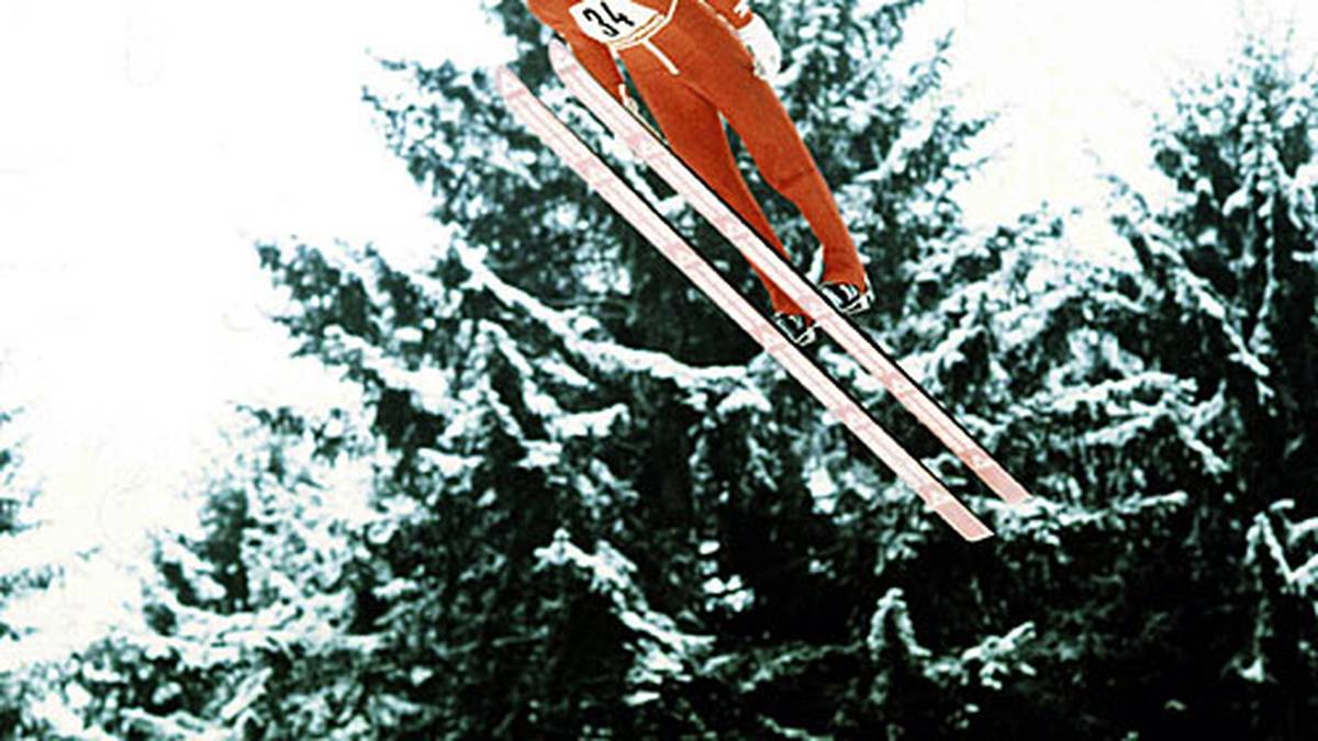 1976 schreibt Toni Innauer aus Österreich Geschichte. In Oberstdorf erhält der Olympiasieger von 1980 für seine Weltrekordflug auf 176 Meter fünfmal die Höchstnote 20