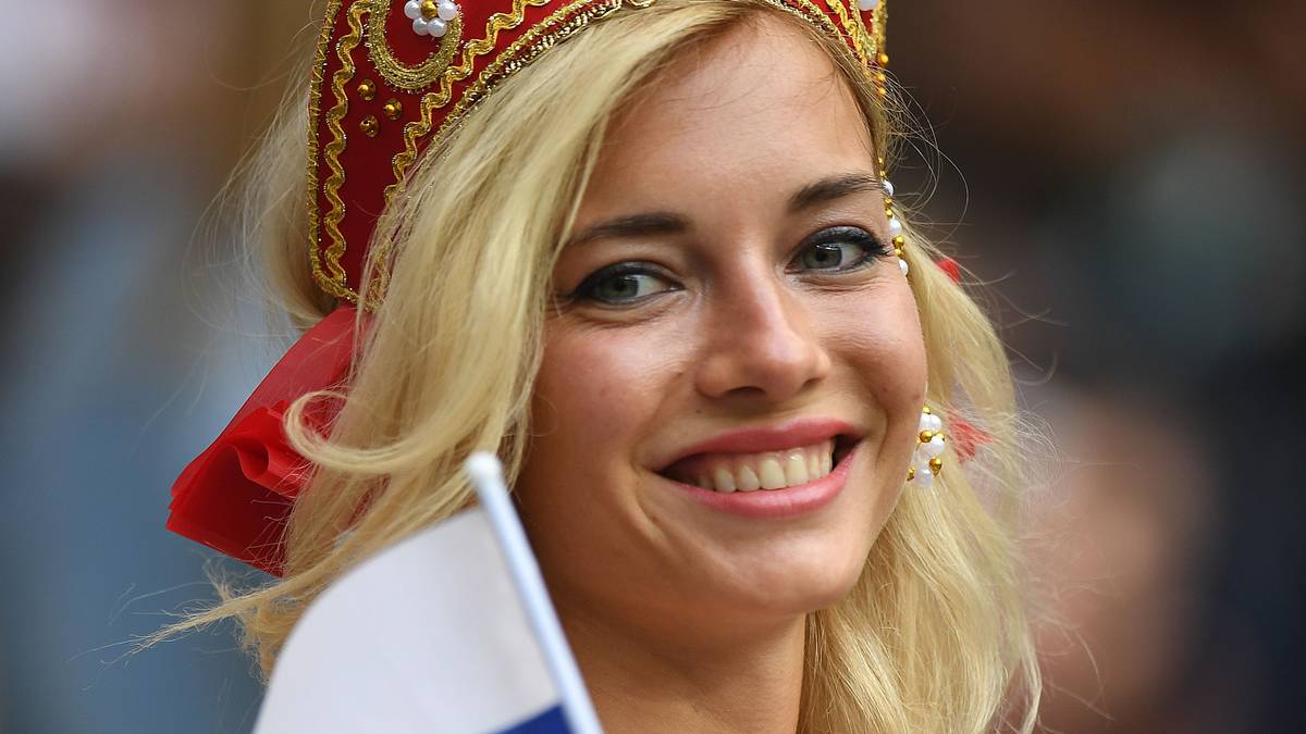 Fröhlich wird die russische Flagge geschwenkt. Diese Russin hatte nach dem Eröffnungssieg allen Grund zum Strahlen