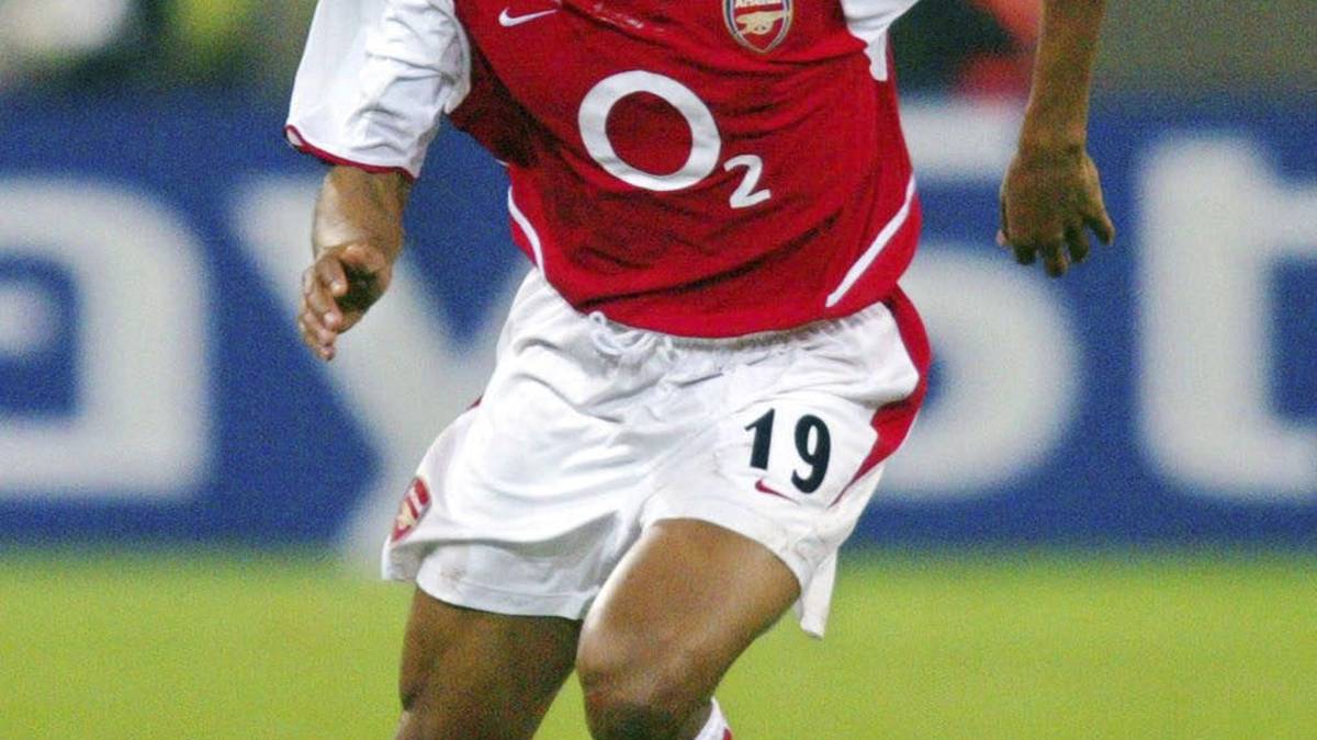 GILBERTO SILVA: Der Brasilianer sorgte im defensiven Mittelfeld zusammen mit Vieira für die nötige Stabilität. Wechselte 2008 nach Griechenland wo er mit Panathinaikos nochmal Meister wurde. Ließ die Karriere dann ab 2011 in der Heimat ausklingen bis er 2014 offiziell sein Karriereende bekanntgab