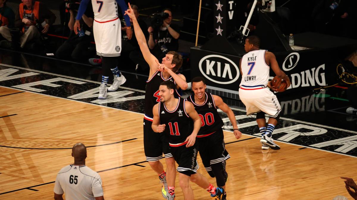 Nowitzki motiviert das offenbar ebenfalls. Nach Pass von Steph Curry vollendet er per Alley-Oop im Stile von Vince Carter und zeigt danach die typische Jubelgeste seines ehemaligen Teamkollegen. "Dirkules" kann sich also auch als Poser sehen lassen