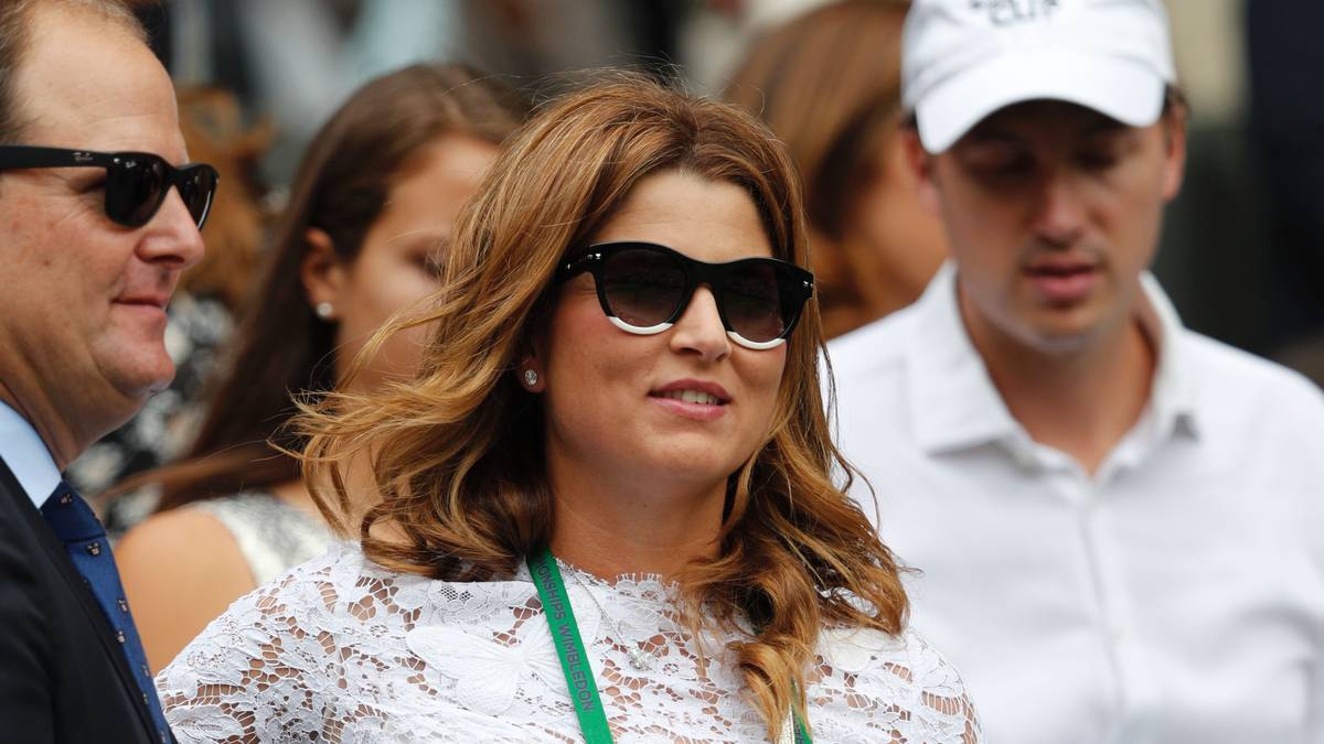 Auch Federers Ehefrau Mirka darf natürlich nicht fehlen. Sie sieht wie alle anderen Gäste auf dem Centre Court eine dominante Vorstellung des Schweizers