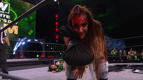 Britt Baker (vorn) und Thunder Rosa lieferten sich bei AEW ein blutiges Lights Out Match