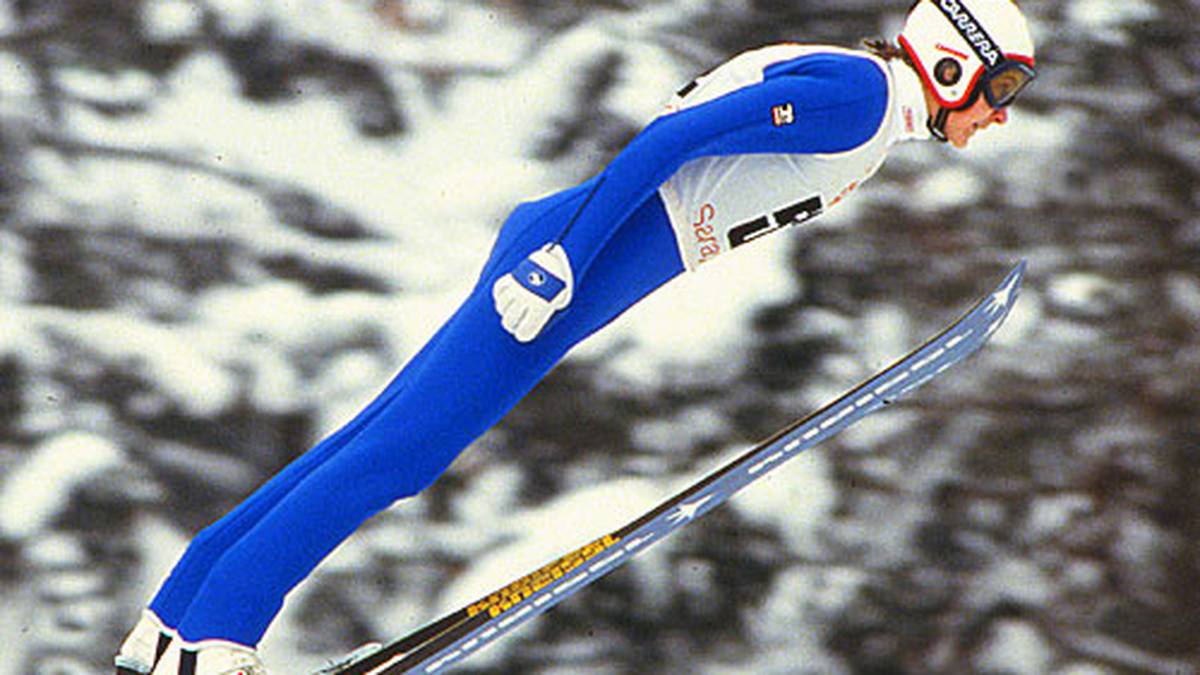 Er gilt als einer der besten Skispringer aller Zeiten: Matti Nykänen. Der Finne beweist das auch in Oberstdorf am 16. und 17. März 1984. Erst 182 Meter, dann sagenhafte 185 Meter - beides sind neue Weltrekorde. Die letzten, die in Deutschland aufgestellt werden