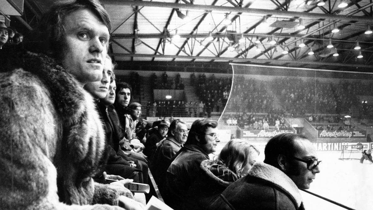 FCB-Torwart Sepp Maier als Zuschauer beim Eishockey im Jahr 1973