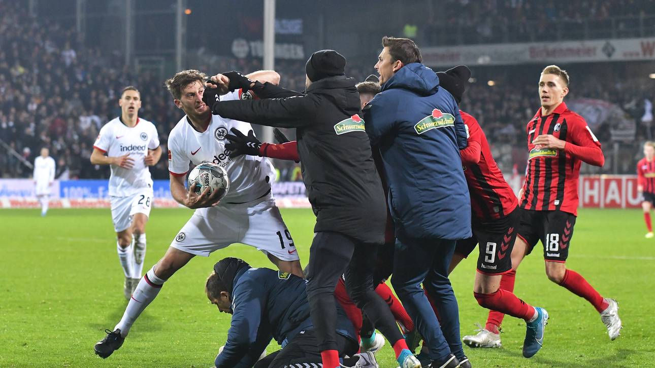 Freiburger Spieler gehen auf David Abraham los