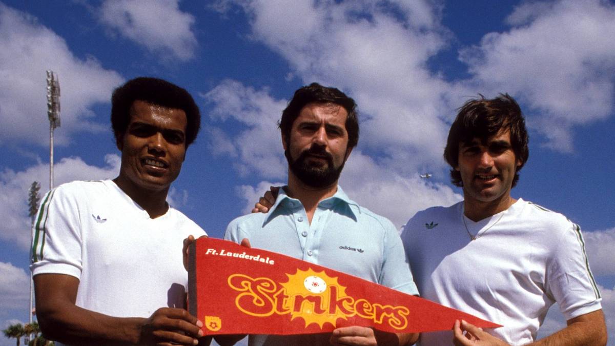 Bei den Strikers stehen damals mit Teofilo Cubillas und George Best (r.) bereits zwei große Stars im Kader. Letzterer war allerdings nicht besonders glücklich über die Ankunft des Bombers. "Das Erste, was er zu mir sagte, war: 'Wir werden schon sehen, wer hier der Star ist.'
