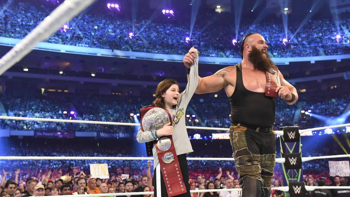Die neuen Champions - es ist tatsächlich offiziell: das 170 Kilo schwere "Monster among Men" und ein glücklicher, kleiner Fan (in Wahrheit Sohn von WWE-Ringrichter John Cone)