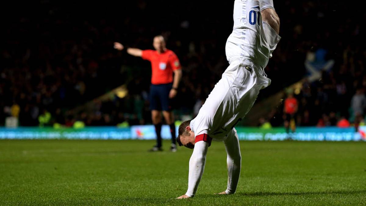 WAYNE ROONEY: Bei so einer Karriere kann man schon mal Freudensprünge hinlegen. Bereits mit 16 Jahren spielt Rooney für den FC Everton in der Premier League, mit 17 debütiert er im Nationalteam. 2004 wechselt er für 37 Millionen Euro zu Manchester United. Dort hat er so gut wie jeden Titel gewonnen.