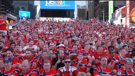 Das "Wikinger-Rudern" der norwegischen Fans ist bei dieser WM allgegenwärtig. Auf dem Times Square in New York sorgte der inbrünstig gesungene Fangesang nun für die nächsten beeindruckenden Bilder.