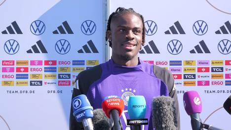 DFB-Neuling Yann Aurel Bisseck verrät in einer Mixed Zone, wie er von seiner Nominierung erfahren hat.