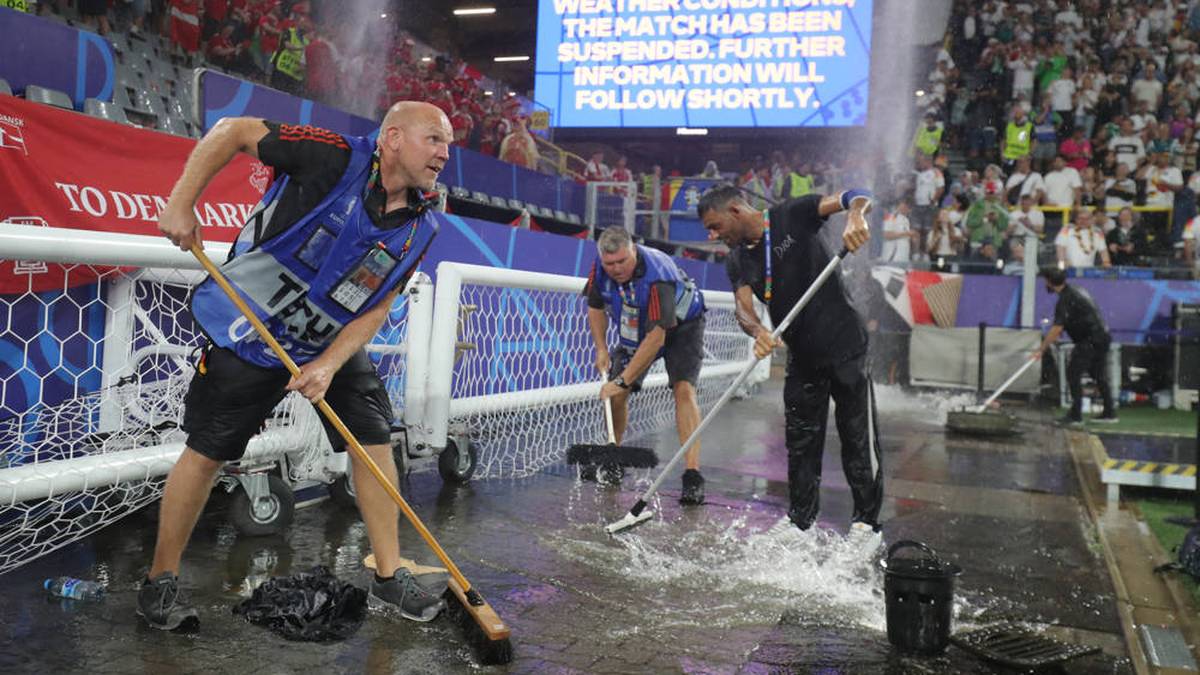 Einige Helfer versuchen in Dortmund dem Unwetter Herr zu werden.