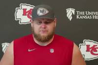 Creed Humphrey unterschreibt bei den Kansas City Chiefs einen Rekord-Vertrag für einen NFL-Center. Auf einer Pressekonferenz erklärt er, welche Rolle Superstar Patrick Mahomes dabei spielte.