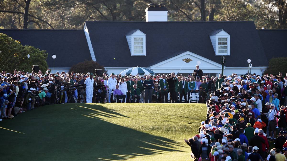 Kurz darauf geht es los. Über zu wenig Zuschauer dürfen sich die Golfer jedenfalls nicht beschweren