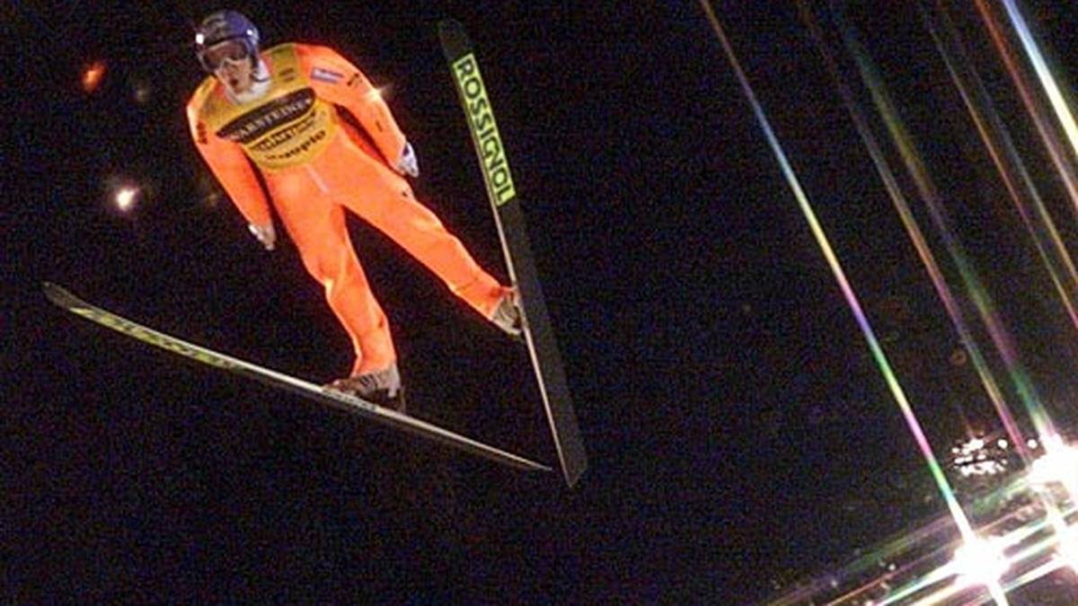 Ende der 90er-Jahre dominiert Martin Schmitt die Skisprung-Szene. Den Weltrekord, inzwischen bei 210 Metern, knackt er am 19. März 1999. Dabei schlagen ihm die Skier wie wild ins Gesicht und er bricht den Sprung früh ab. Wer weiß, wie weit er noch hätte herunterspringen können