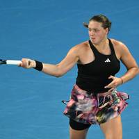Tennisspielerin Jule Niemeier ist beim WTA-Turnier in Lyon mit viel Mühe ins Achtelfinale eingezogen.