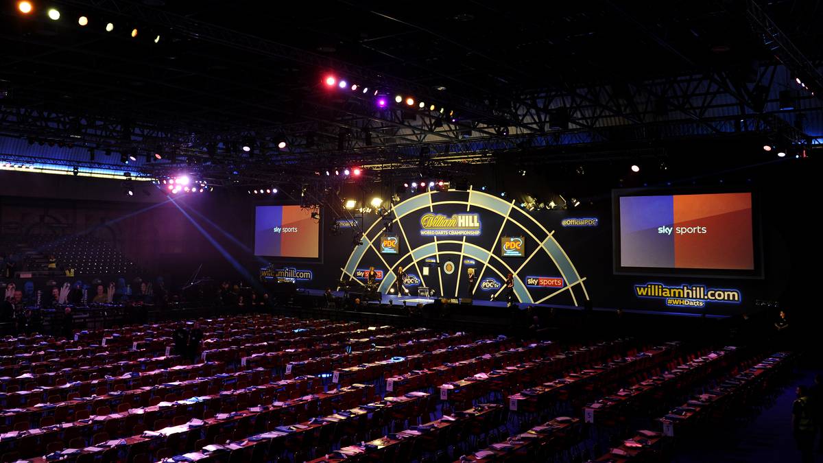 Die Ruhe vor dem Sturm. Wenige Stunden vor dem Beginn der Darts-WM 2019 ist der Alexandra Palace in London leer. Lediglich die berühmten "180"-Schilder liegen schon auf den Tischen bereit. SPORT1 zeigt die besten Bilder der Darts-WM