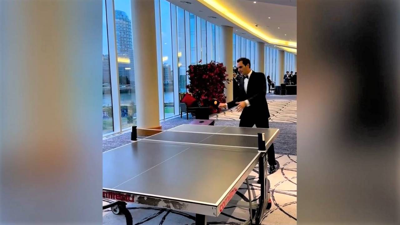 Kurz vor dem Laver Cup: Rodger Federer wärmt sich an der Tischtennisplatte auf