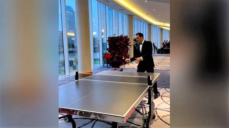 Der Laver Cup wird für Tennis-Legende Roger Federer sein letztes Turnier sein. Kurz vorher wärmt er sich mit dem Argentinier Diego Schwartzmann auf einer Gala an der Tischtennis-Platte auf. 