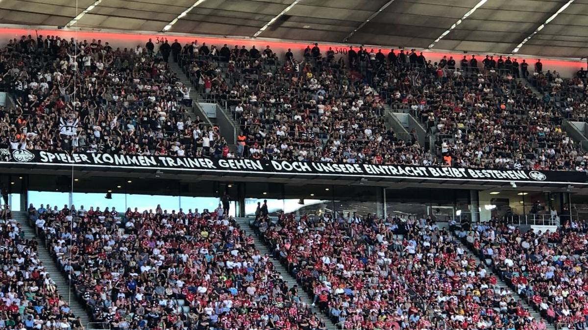 Die Frankfurter Fans verpassen ihrem Noch-Trainer einen Seitenhieb. "Spieler kommen, Trainer gehen - doch unsere Eintracht bleibt bestehen", steht auf dem Banner der Anhänger aus Hessen